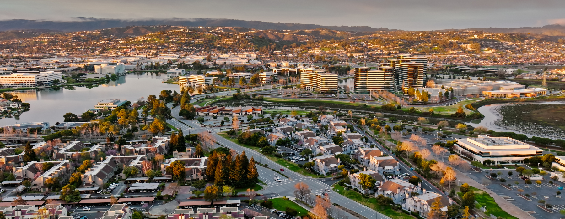 Vista aérea do Vale do Silício com edifícios, avenidas e áreas verdes, destacando a região como polo de tecnologia e inovação.