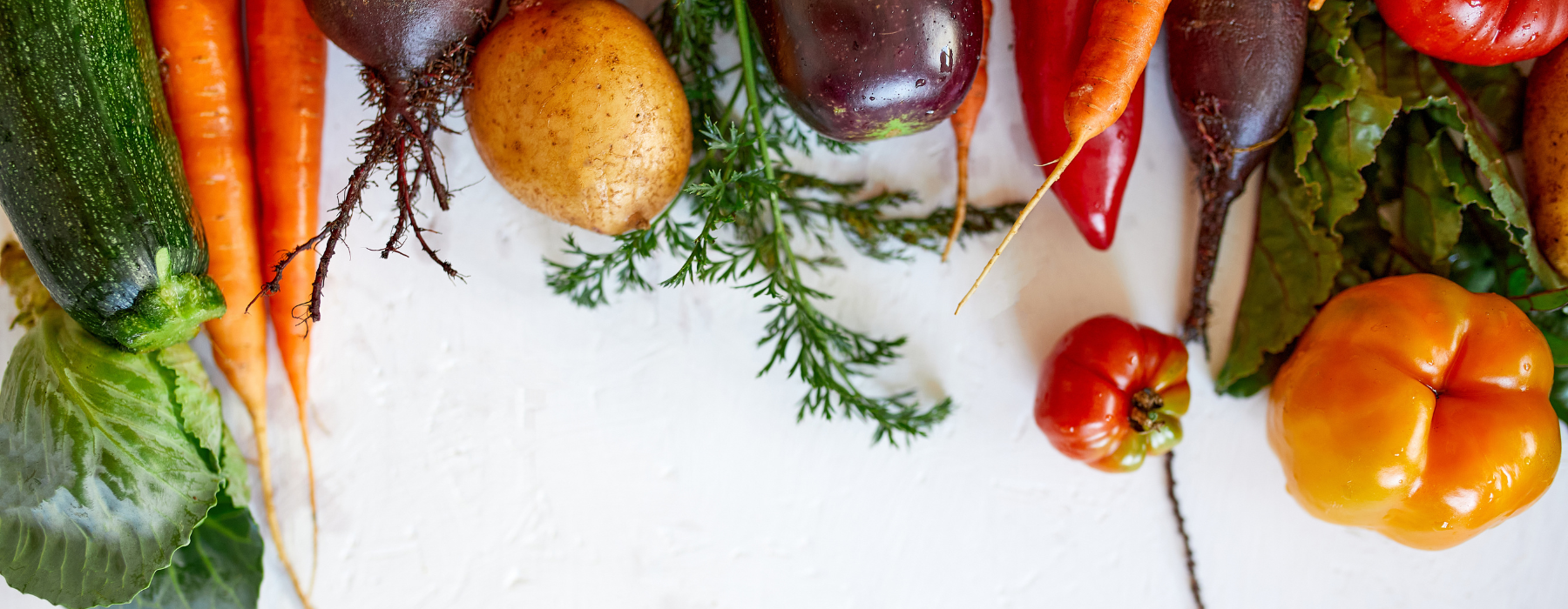 Variedade de vegetais crus e coloridos que contribuem para a saúde muscular e prevenção de lesões.