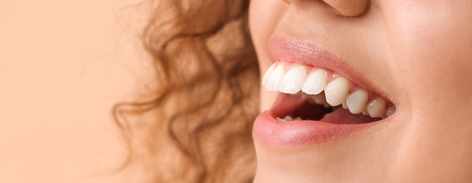 Sorriso com dentes brancos e alinhados, representando saúde bucal.