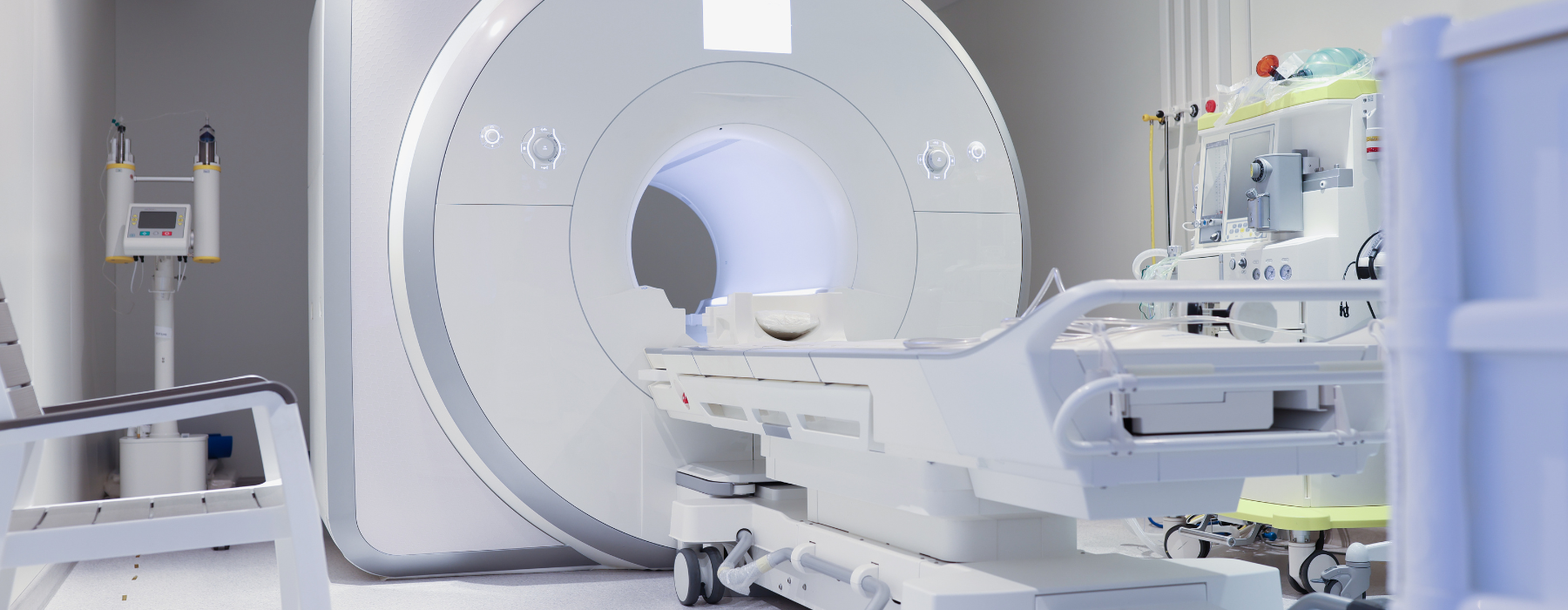 Equipamento de ressonância magnética em hospital, usado no diagnóstico precoce do câncer infantil.