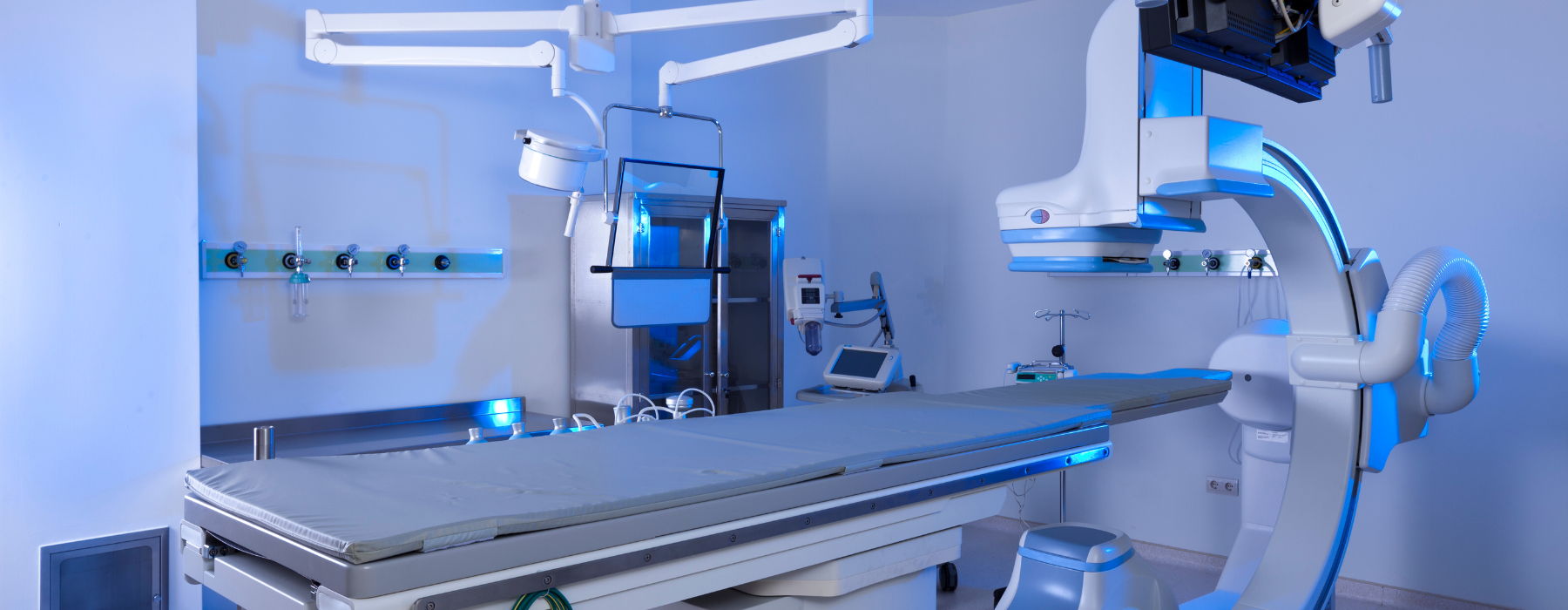 Sala hospitalar com equipamentos médicos avançados para exames de Angio-TC e angio-RM.