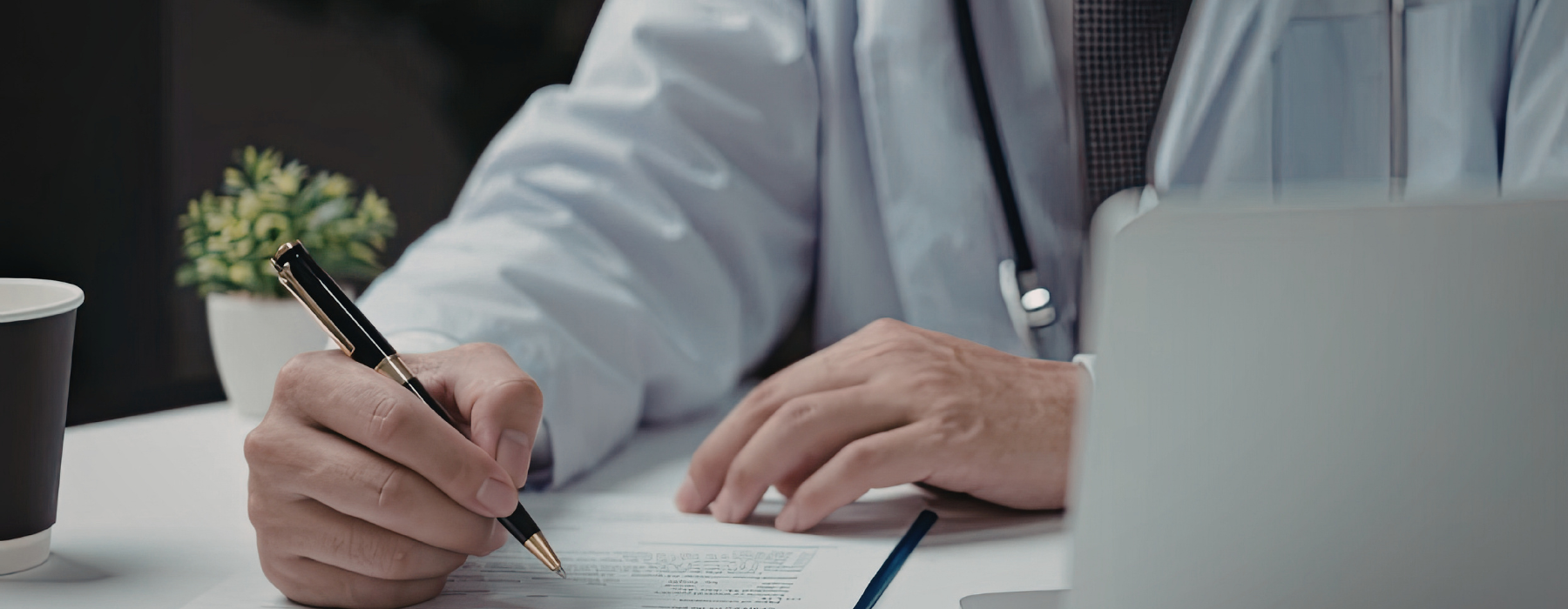 Médico analisando e escrevendo em um laudo médico sobre a mesa em consultório