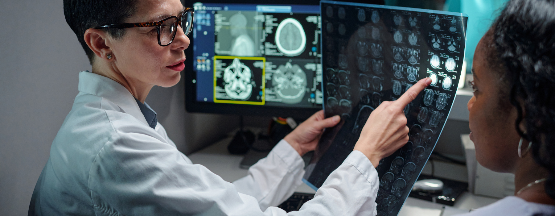 Médica explica exames de imagem para paciente, destacando a importância da tomografia, ressonância e mamografia para detectar câncer e acompanhar o tratamento.